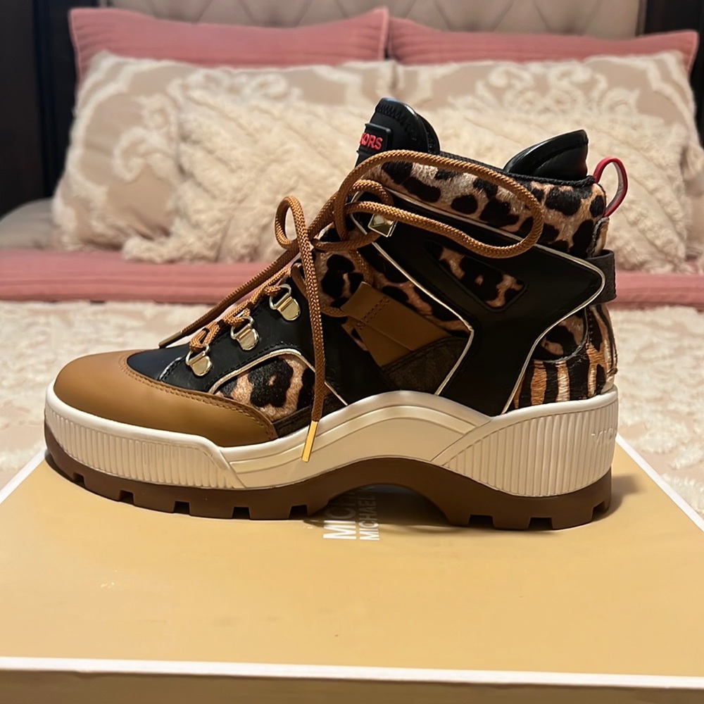 Michael KORS bout/ shoe size 8 women worn once